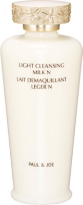 PAUL & JOE Light cleansing milk