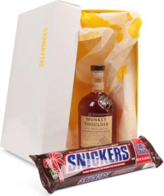 SELFRIDGES SELECTION Whisky and Giant Snickers gift set 700ml