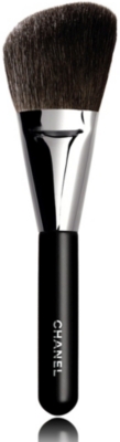 CHANEL PINCEAU POUDRES BISEAUT&Eacute; N&deg;2 Angled Powder Brush
