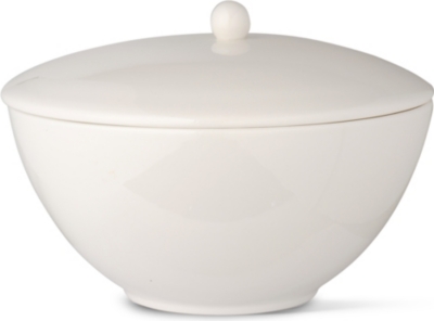 JASPER CONRAN @ WEDGWOOD White covered vegetable dish