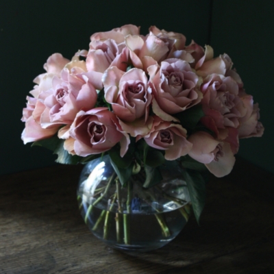 THE REAL FLOWER COMPANY Caf&eacute; Latt&eacute; roses 20 stem bouquet with orb vase