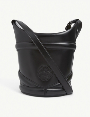 The Curve medium leather bucket bag(9307515)