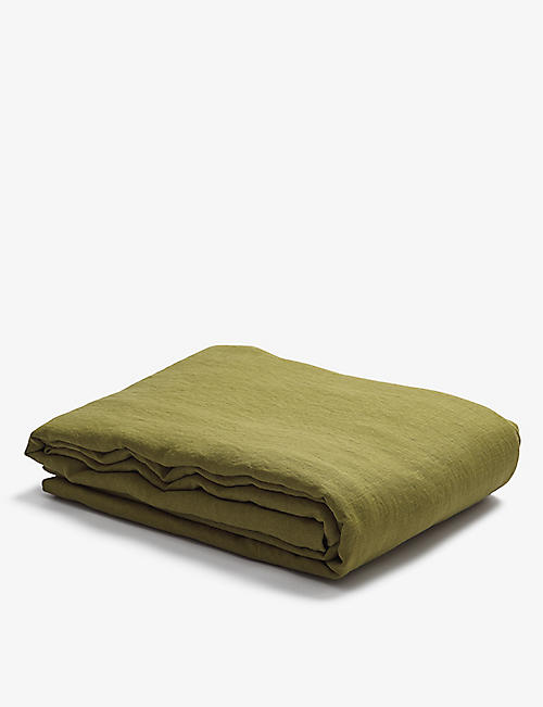 PIGLET IN BED: Coconut-button-embellished king linen duvet cover