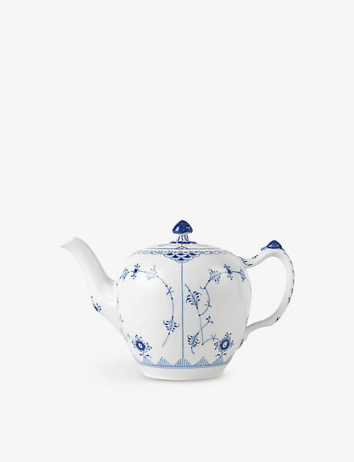 ROYAL COPENHAGEN: Blue Fluted Half Lace porcelain teapot 70cl