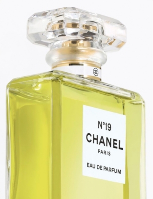 CHANEL: <strong>N&ordm;19</strong> Eau de Parfum Spray