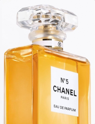 Shop Chanel <strong>n°5</strong> Eau De Parfum Spray In Nero