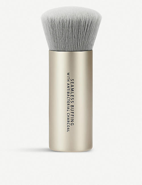 BARE MINERALS: Seamless Buffing Brush with Antibacterial Charcoal