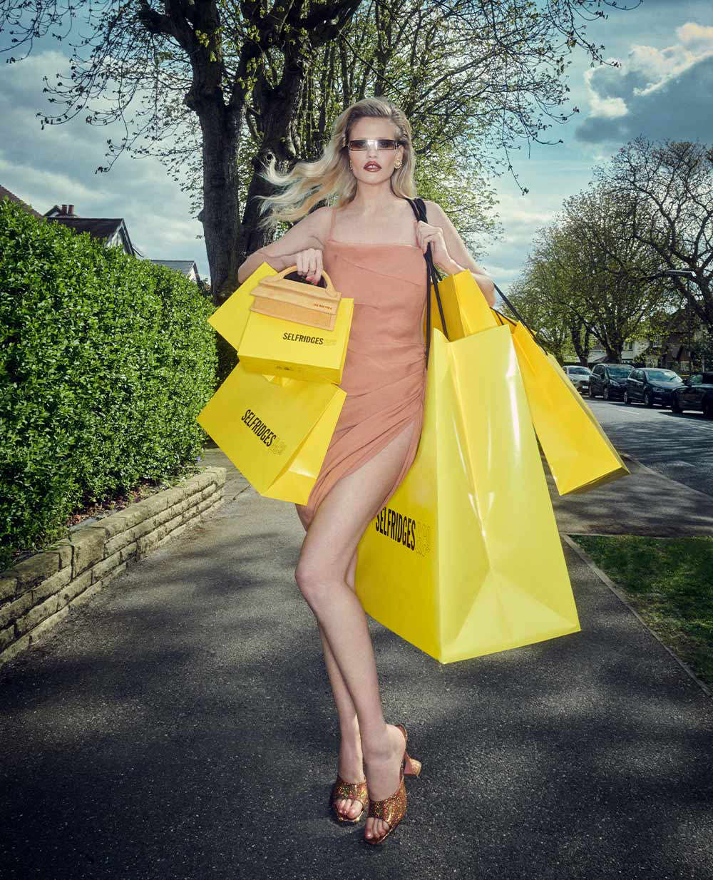 Yellow Telfar  Black bag outfit, Outfits for mexico, Yellow bag