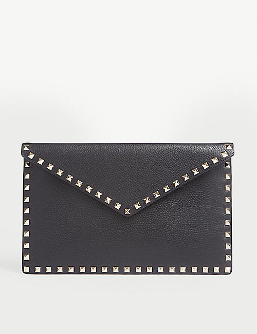 VALENTINO GARAVANI: Rockstud studded leather envelope clutch