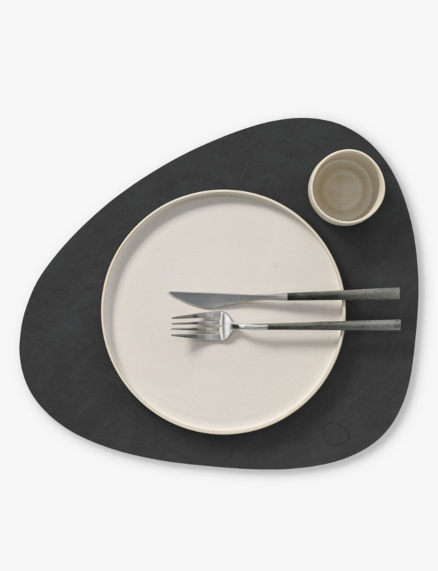 Curve leather table mat