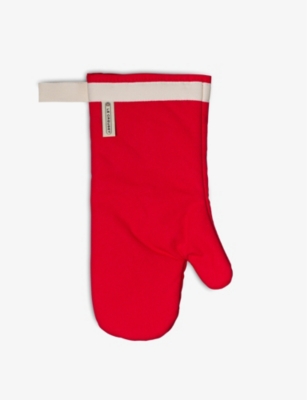 Le Creuset Cerise Textile Oven Mitt In Cerise