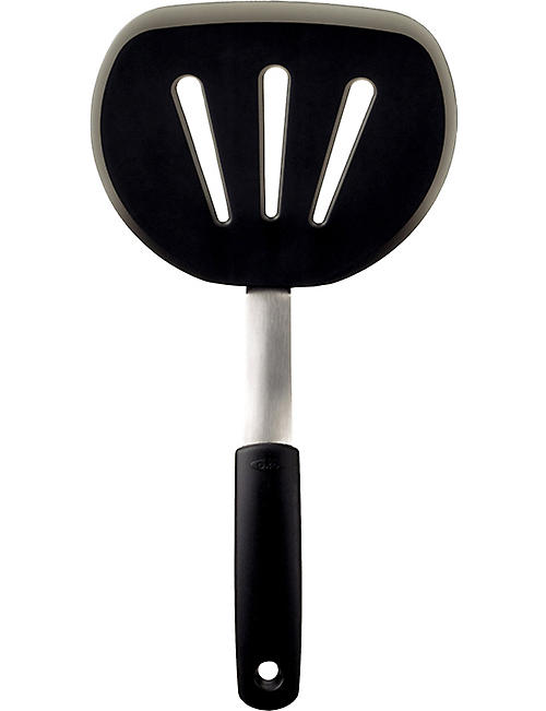 OXO GOOD GRIPS: Silicone and stainless steel flexible pancake turner