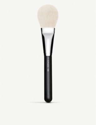 MAC: 135 Large Flat Powder Brush
