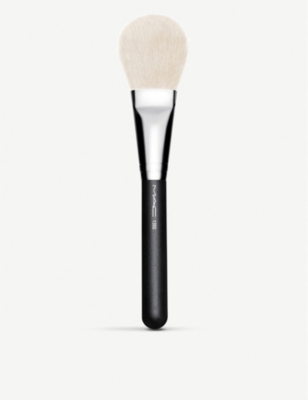 MAC: 135 Large Flat Powder Brush