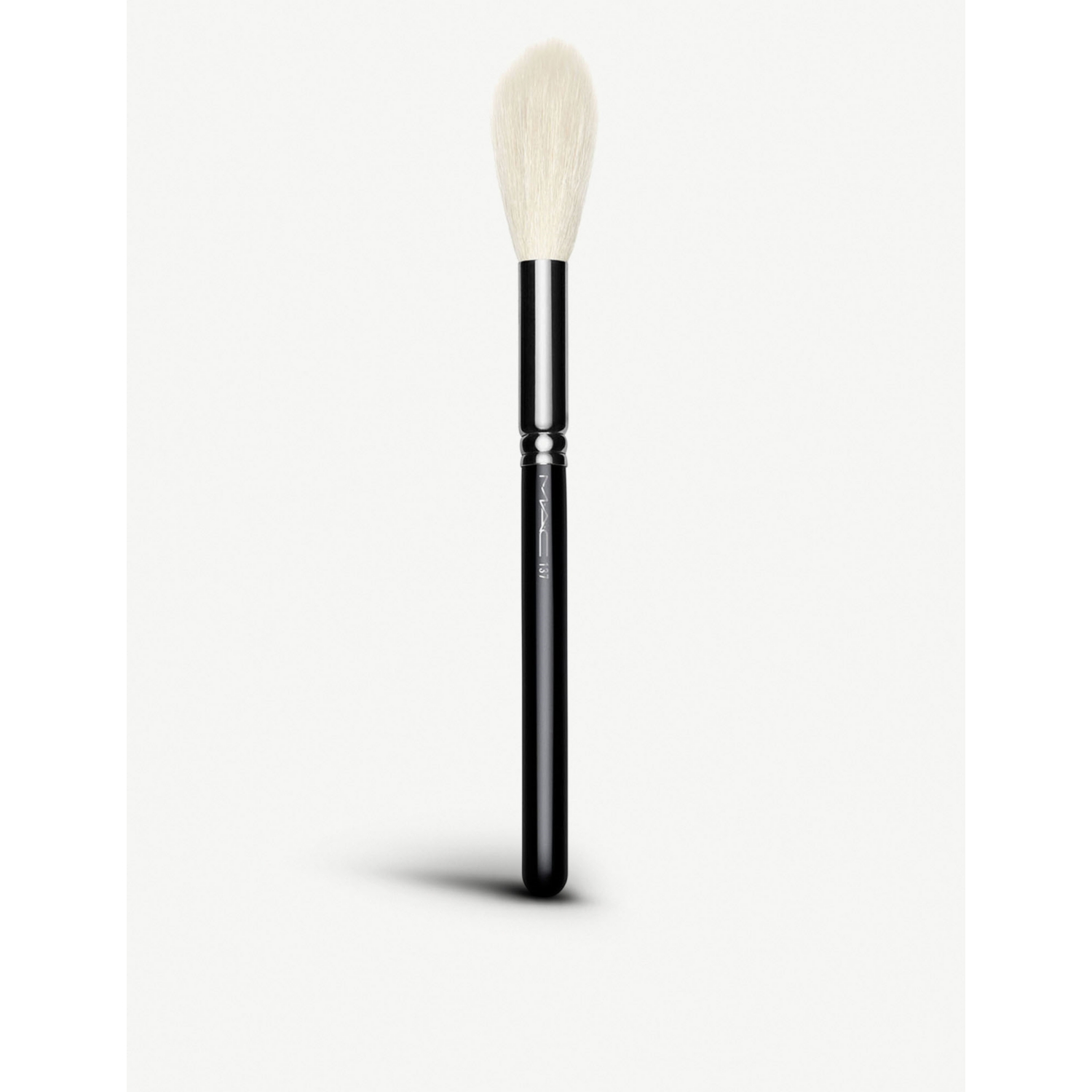 MAC 137 Long Blending Brush