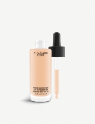 Mac Nc25 Studio Waterweight Spf30 Foundation In Nc25