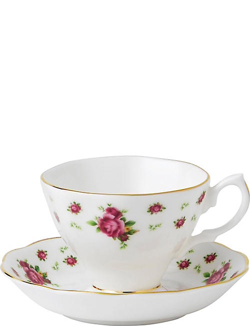 ROYAL ALBERT: New Country Roses tea cup and saucer