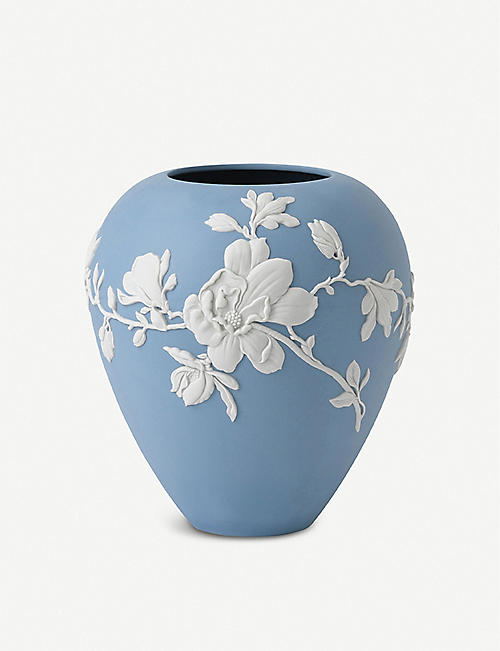 WEDGWOOD：Magnolia Blossom 碧玉细炻花瓶 18 厘米