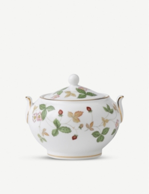 WEDGWOOD: Wild Strawberry bone china sugar box 8cm