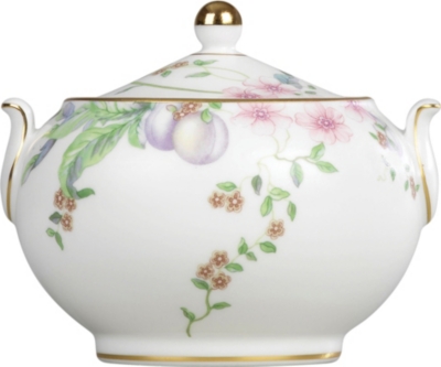 WEDGWOOD   Sweet Plum covered sugar bowl