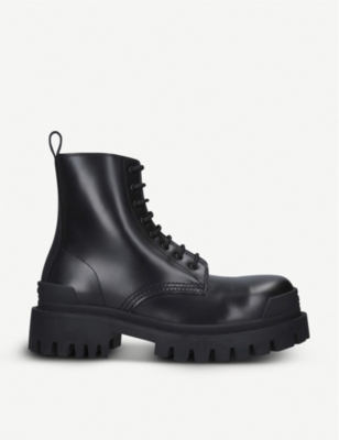 Balenciaga Strike 20mm. Balenciaga ботинки. Баленсиага ботинки черные. Резиновые сапоги Balenciaga.