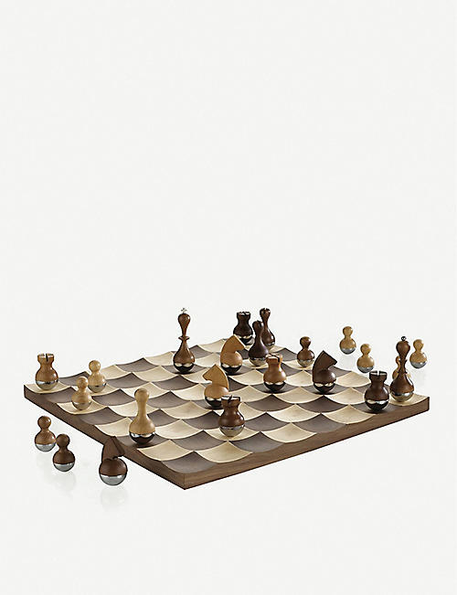 UMBRA: Wobble wooden chess set
