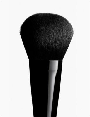 Shop Chanel Pinceau Blush N°110 Blush Brush