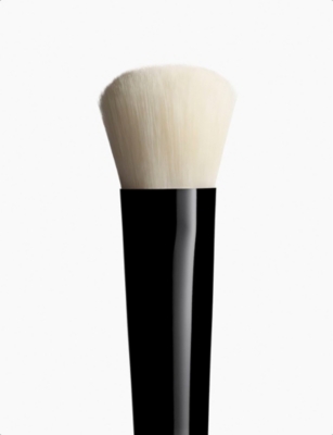 CHANEL: <strong>TOUCH-UP FACE BRUSH N°104</strong> Cream And Powder Foundation Brush