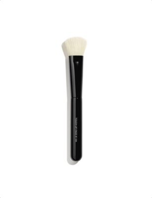 CHANEL: <strong>TOUCH-UP FACE BRUSH N°104</strong> Cream And Powder Foundation Brush
