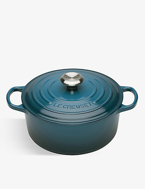 LE CREUSET: Signature round cast iron casserole dish 28cm