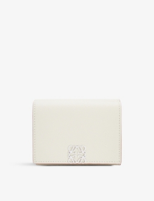 SMALL TRIFOLD WALLET IN GRAINED CALFSKIN - PEBBLE