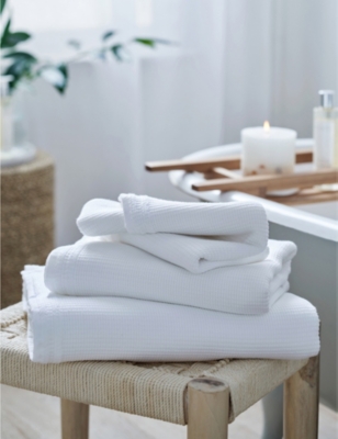 THE WHITE COMPANY: Spa Cloud cotton-waffle bath sheet 100cm x 150cm