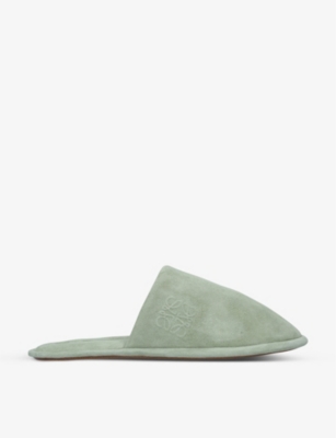 Anagram-embossed sue...