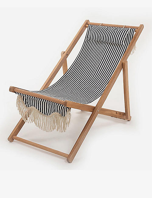 BUSINESS & PLEASURE CO.：条纹棉质和实木沙滩躺椅 93 厘米 x 79 厘米