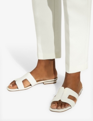 Loupe cut out-strap leather sandals