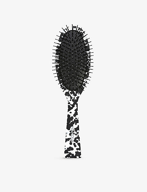 HANDLE: Recycled-plastic hairbrush