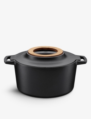 FISKARS: Norden cast-iron casserole pot 37.8cm