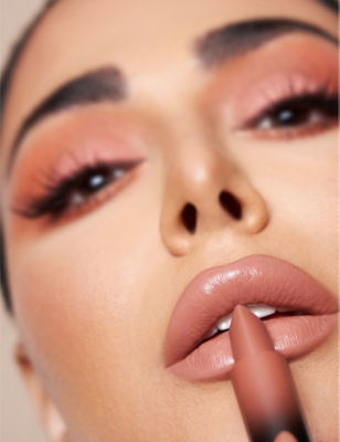 HUDA BEAUTY: Power Bullet Cream Glow Bossy Brown lipstick 3g