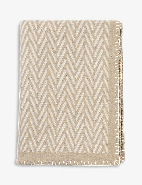 JOHNSTONS: Basket weave jacquard wool and cashmere-blend blanket 190x140cm