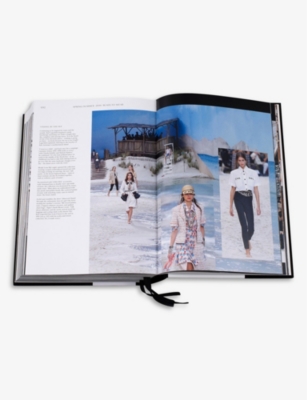 THAMES & HUDSON: Chanel Catwalk: The Complete Collections book