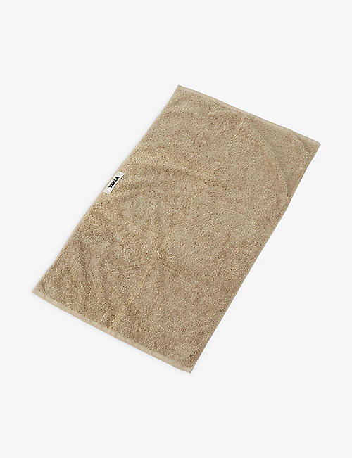 TEKLA：徽标压花有机棉客用毛巾 30 厘米 x 50 厘米
