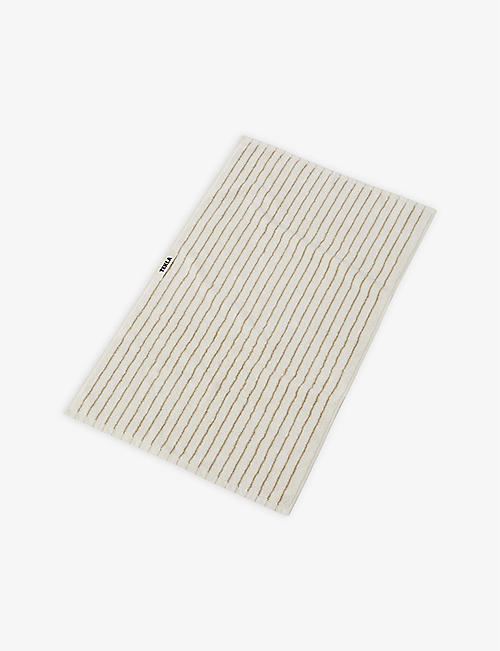 TEKLA：徽标刺绣有机棉浴巾 70 厘米 x 140 厘米