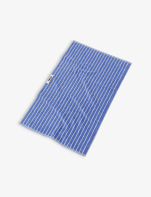 TEKLA：徽标压花有机棉浴巾 70 厘米 x 140 厘米