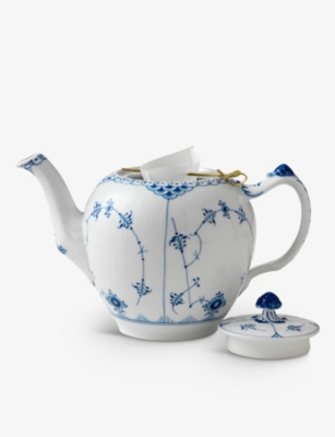Royal Copenhagen Blue Fluted Half Lace Porcelain Teapot 1l In Blue/white