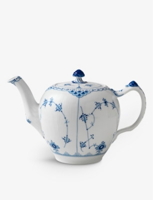 Royal Copenhagen Blue Fluted Half Lace Porcelain Teapot 1l In Blue/white
