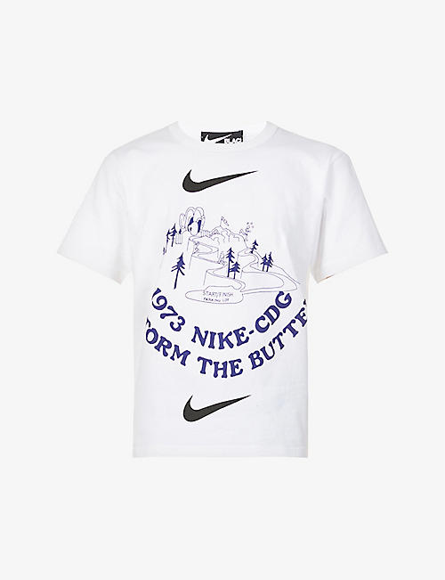 BLACK COMME DES GARCON：Comme des Garçons BLACK x Nike 标语图案印花平纹针织棉 T 恤