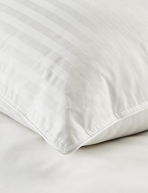 THE WHITE COMPANY：条纹鹅绒枕头 50 厘米 x 90 厘米