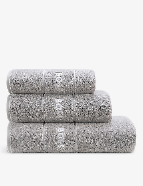 BOSS: Plain logo-embroidered Egyptian cotton towel