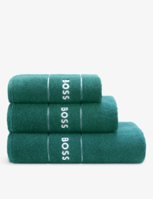 BOSS: Plain logo-embroidered Egyptian cotton towel