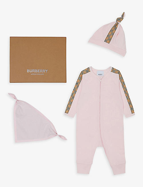 BURBERRY：Claude 徽标织带弹力棉婴儿服、帽子和围兜套装 3-6 个月